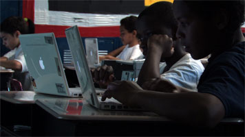 photo of a one-to-one laptop classroom