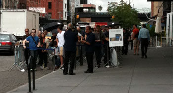 photo of line outside the apple store